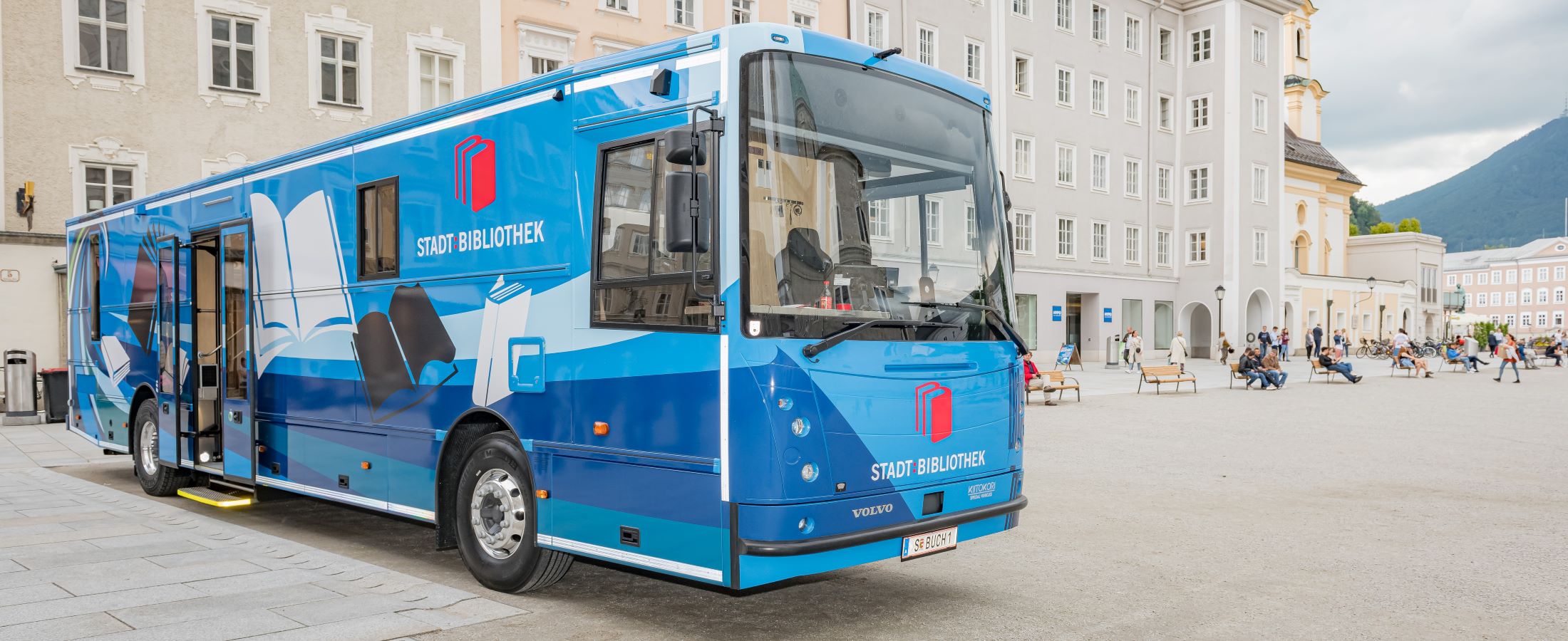 Bücherbus steht auf dem Residenzplatz